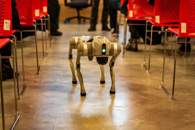 Perros robot: la nueva frontera en seguridad y asistencia en centros comerciales