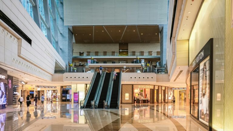 Centros comerciales refuerzan su seguridad con videovigilancia inteligente Centros comerciales refuerzan su seguridad con videovigilancia inteligente