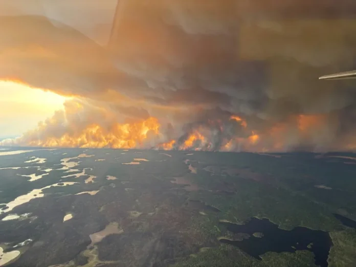 Cientos de incendios forestales avanzan en Canadá
