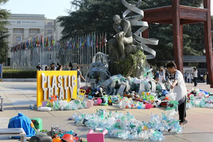 ARTISTA ESCULTURA EN PLASTICO