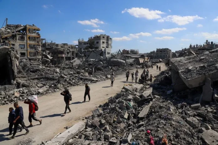 PALESTINOS CAMINAN EN GAZA