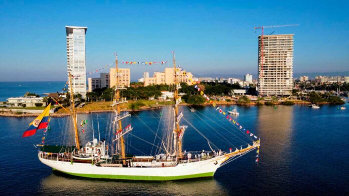Buque Escuela ARC Gloria arribó a Puerto Vallarta en su travesía por el Pacífico