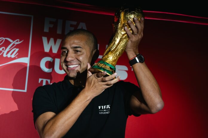 Trezeguet levantando la Copa