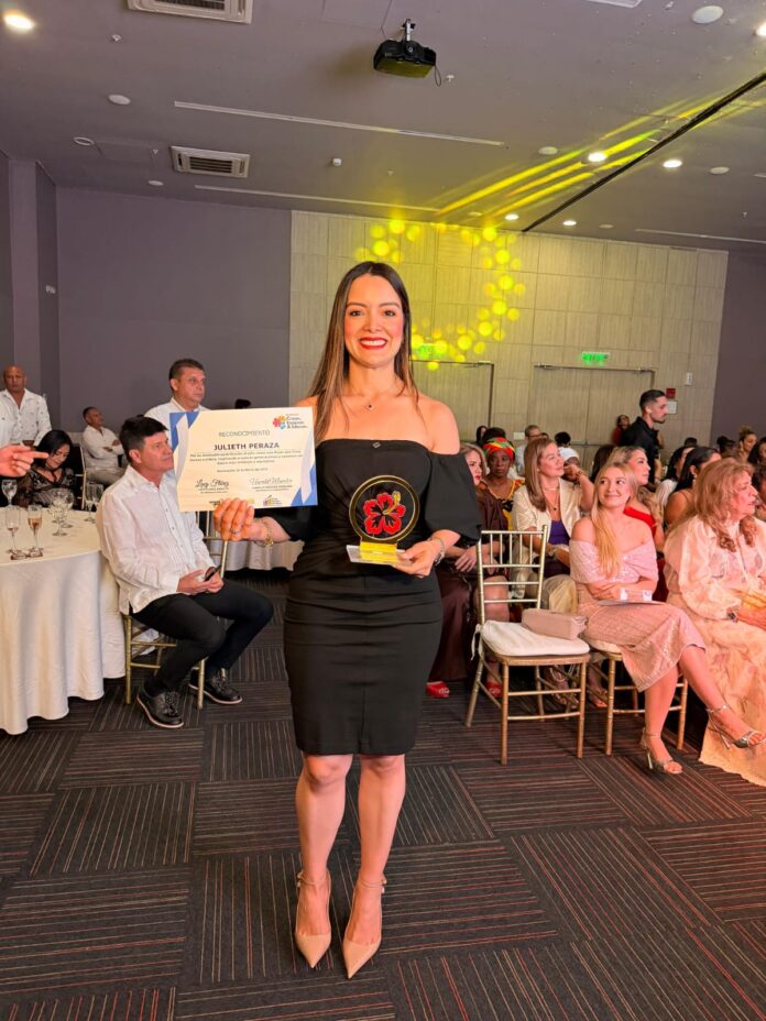 JULIETH PEREZA RECIBE RECONOCIMIENTO - 1