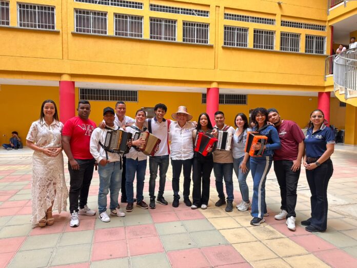 EL COCHA MOLINA Y ESTUDIANTES DE LA UNIVERSIDAD DE LA GUAJIRA - 1